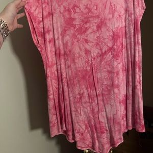 Short sleeve tunic with shark tooth shape hem